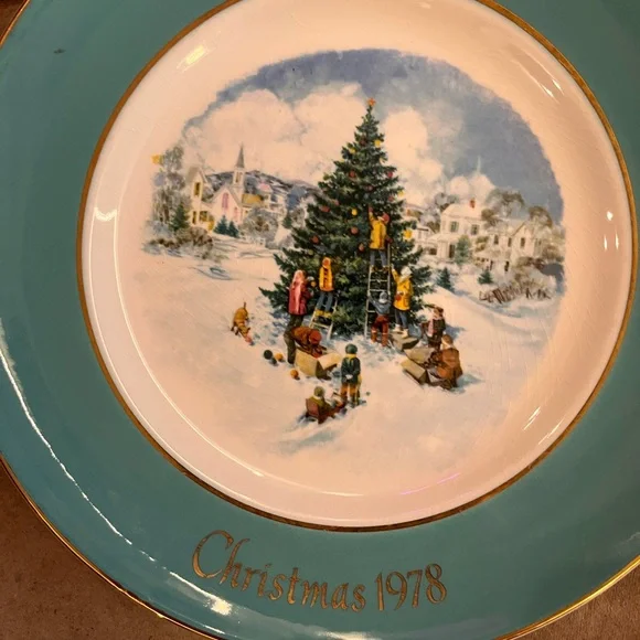 Wedgwood Holiday Scene Plate Set in Blue and Cream - Picture 6 of 13